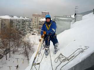 Фото: Промышленный Альпинист чистим снег крыш кровли лед