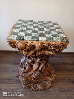 Фото: Шахматы из бивня мамонта стол игральный из дуба