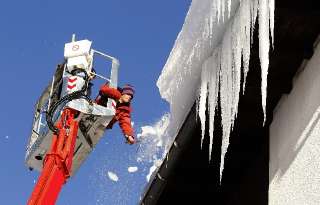 Фото: Промышленный альпинист верхолаз снег, сосульки лед