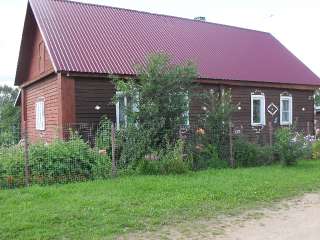 Фото: Бревенчатый дом на берегу озера Тверской области