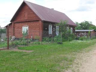 Фото: Бревенчатый дом на берегу озера Тверской области