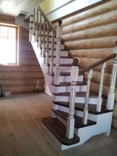 Фото: Лестницы из массива дерева