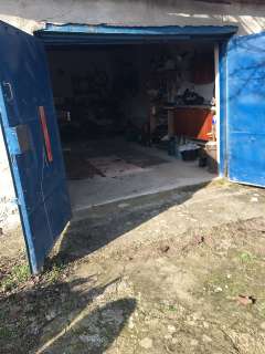 Фото: Кирпичный гараж есть небольшая смотровая яма