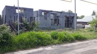 Фото: Недостроенный шлакоблочный жилой дом на ГГМ