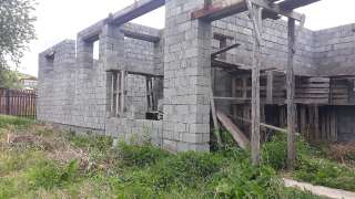 Фото: Недостроенный шлакоблочный жилой дом на ГГМ