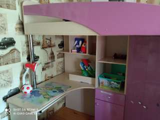 Фото: Детская двухярусная кровать со столом и шкафом