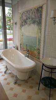 Фото: Отдельностоящая акриловая ванна на лапах