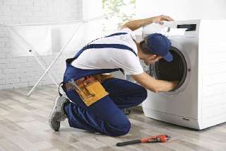 Фото: Мастер по ремонту стиральных машин
