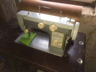 Фото: Швейная машинка "Чайка" с электроприводом