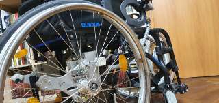 Фото: Инвалидная коляска с электроприводом складная