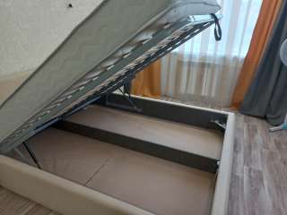 Фото: Кровать с подъемным механизмом с двумя тумбочками.