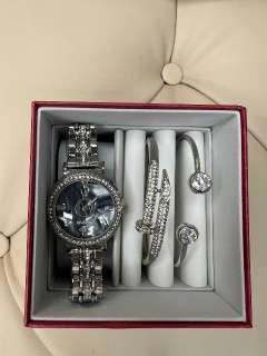 Фото: Часы женские Пандора / Часы с браслетами pandora