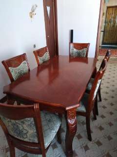 Фото: Гостиный стол из натурального красного дерева