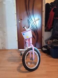 Фото: детский четырёх колёсный велосипед для дево