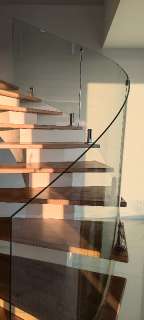 Фото: Качественная современная полувинтовая лестница