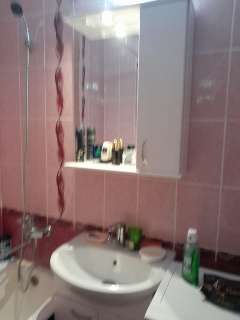 Фото: Шкаф навесной тумба с раковиной в ванную комнату