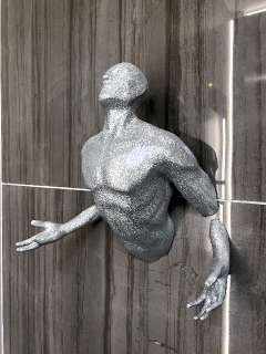 Фото: Скульптура настенная Человек из стены 70см