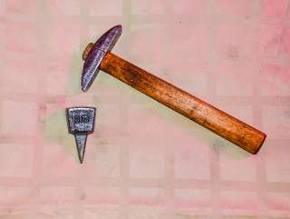 Фото: Наковальня и молоток для отбивания косы Златоуст