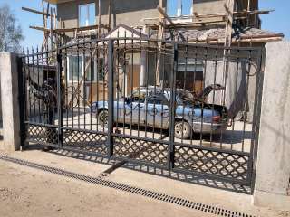 Фото: Складные распашные автоматические ворота "Гармошка