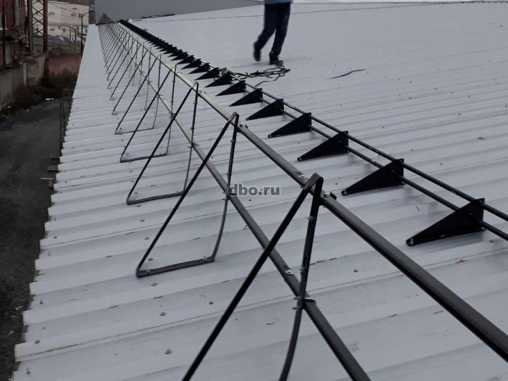 Фото: Установка снегозадержателей на крыше