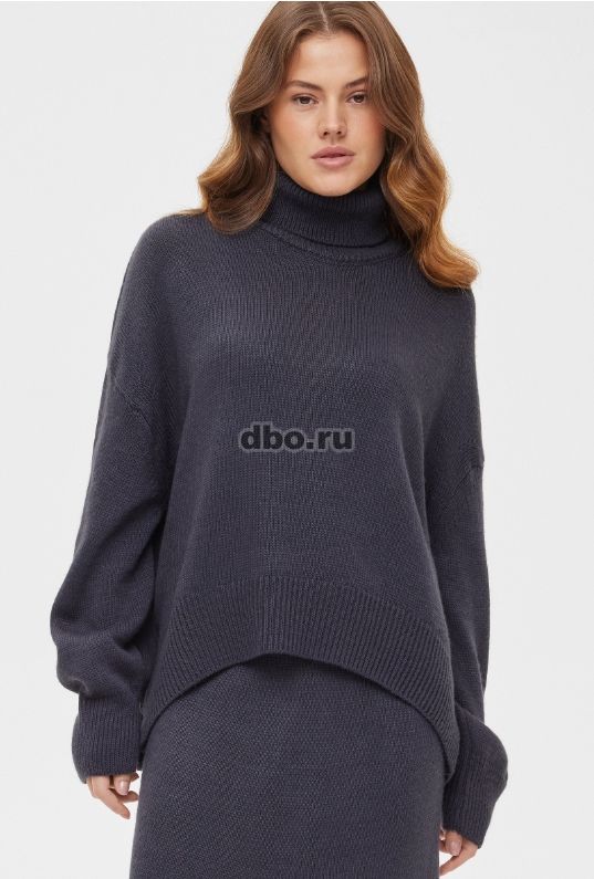 Фото: Женский свитер с высоким горлом